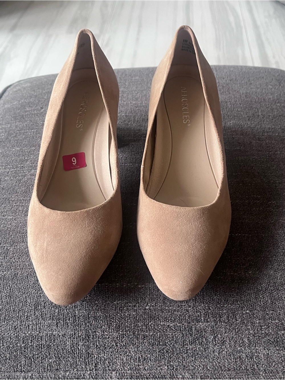 AEROSOLES Women's Nude/Tan Suede Pointed Toe Pumps